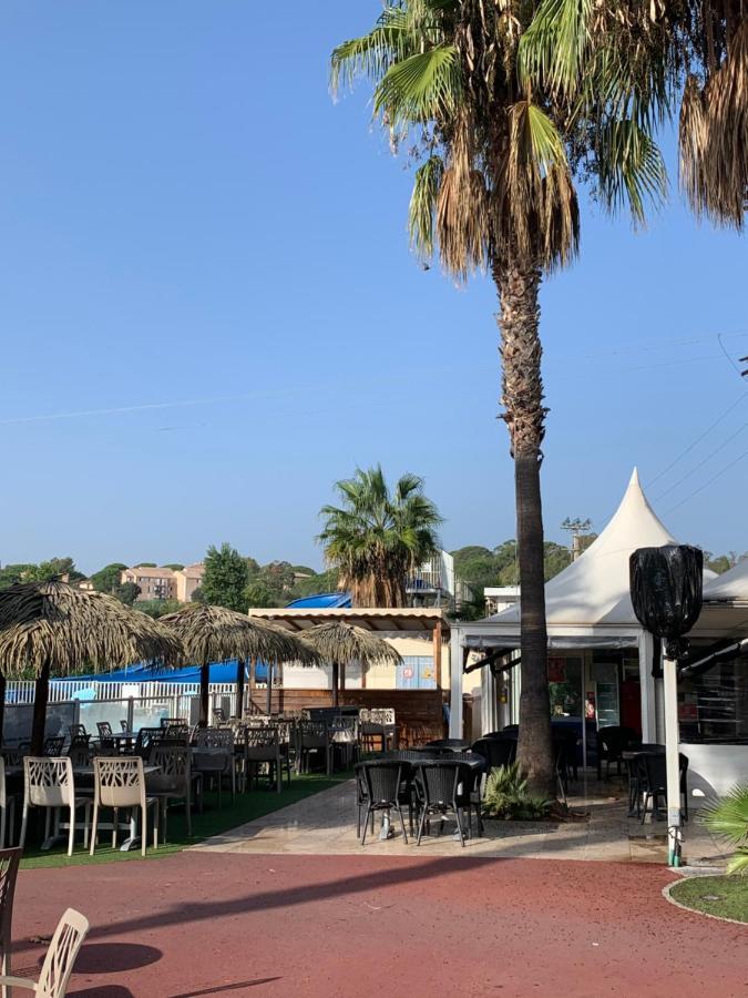 Hotel Little John Fréjus Exteriér fotografie